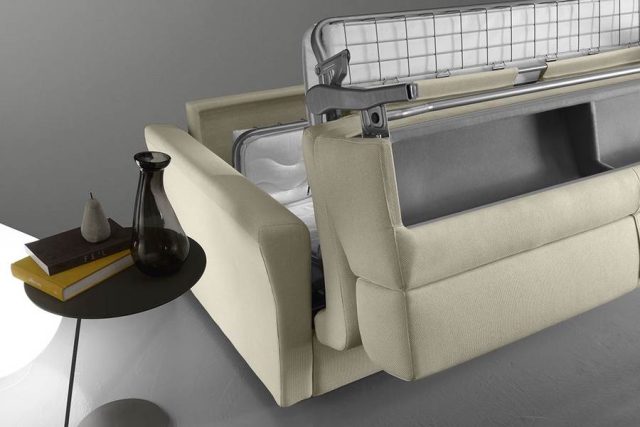 Divano letto di Biel larghezza cm 200, piano letto larghezza cm 140. Materasso a molle altezza cm 18. Possibilità di scelta tipo bracciolo. Rivestimento divano in tessuto sfoderabile.