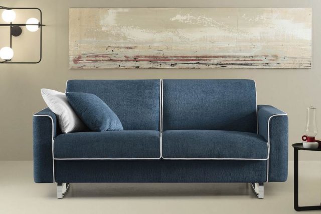 Divano letto modello chic di Gienne Group. Larghezza cm 200, rivestimento sfoderabile, basamento a slitta acciaio.