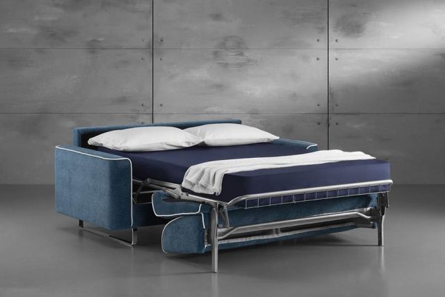 Divano Letto Gienne modello Chic L cm 200, basamento su slitta acciaio. Materasso a molle altezza cm 14. Rivestimento divano in tessuto sfoderabile.