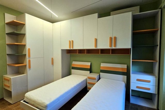 Cameretta su misura di Moretti Compact struttura Betulla frontali Luce, dettagli Bosco e Carota