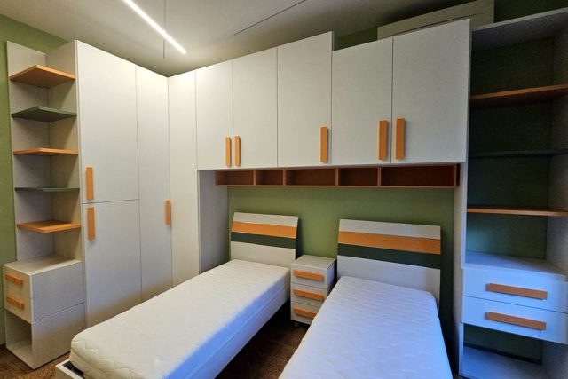 Cameretta a disegno Moretti Compact struttura Betulla, frontali luce, elementi laccato opaco Bosco e Carota.