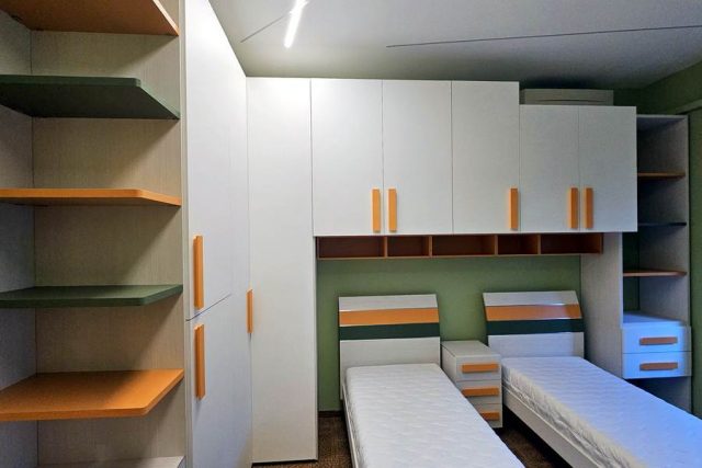 Cameretta su misura di Moretti Compact struttura Betulla, frontali Luce, elementi laccato opaco Carota e Bosco. Realizzazione in garfagnana Lucca.