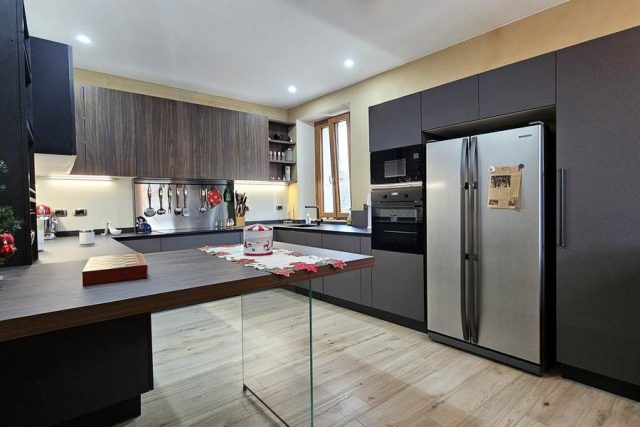 Cucina Start J di Veneta Cucine con basi Soft grigio scuro pensili e snack noce scuro, progettazione ed installazione in Garfagnana Lucca