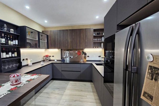 Colonne cucina Start J di Veneta cucine finitura Soft grigio scuro