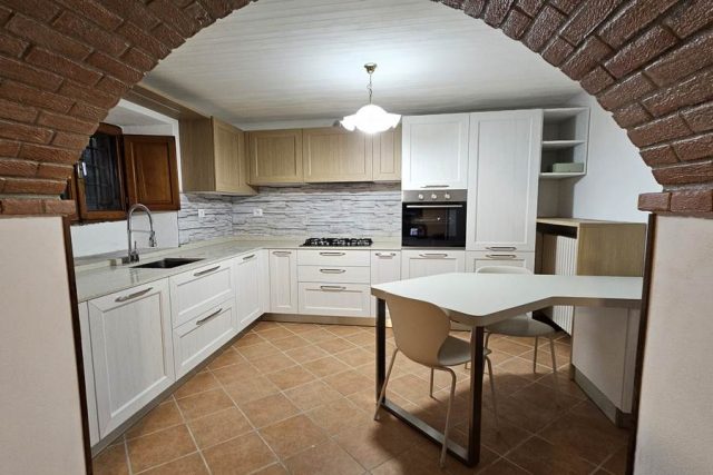 Cucina contemporanea su misura progettata ed installata. Servizio di progettazione d' interni in Garfagnana