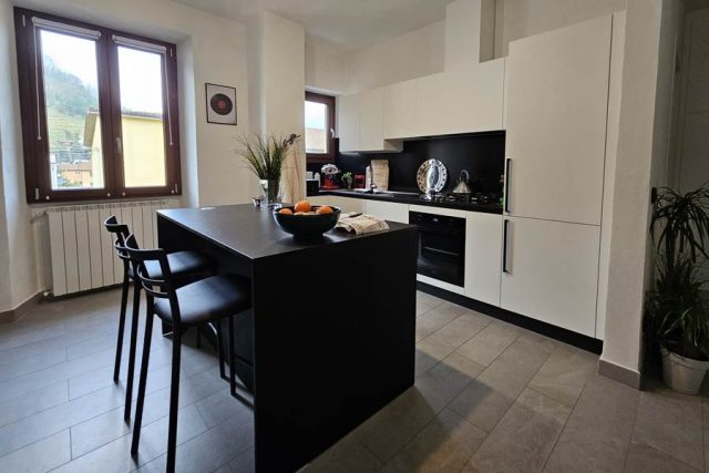 Cucina moderna open space e soggiono Garfagnana