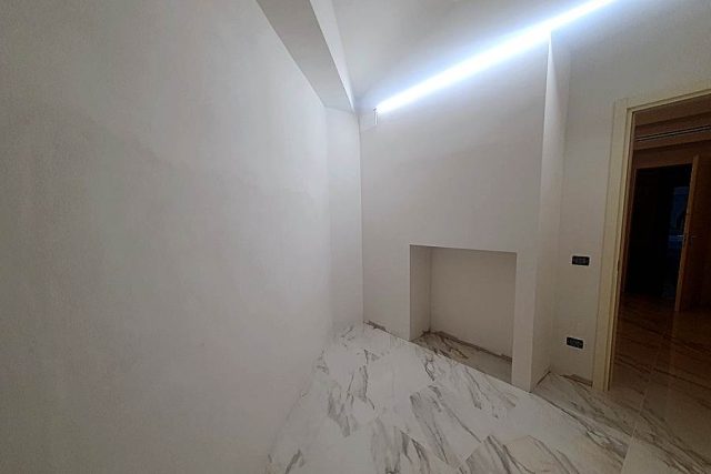 Rilievo misure della cabina armadio e mobile portascarpe per eseguire la progettazione.
