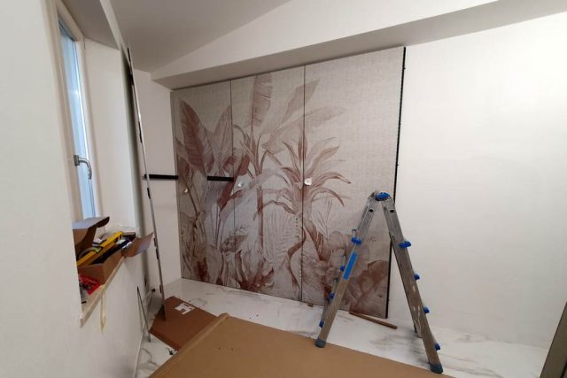 Cabina armadio in montaggio con boiserie serigrafia floreale.