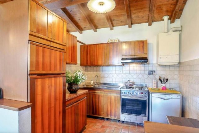 Zona cucina prima della ristrutturazione in Garfagnana