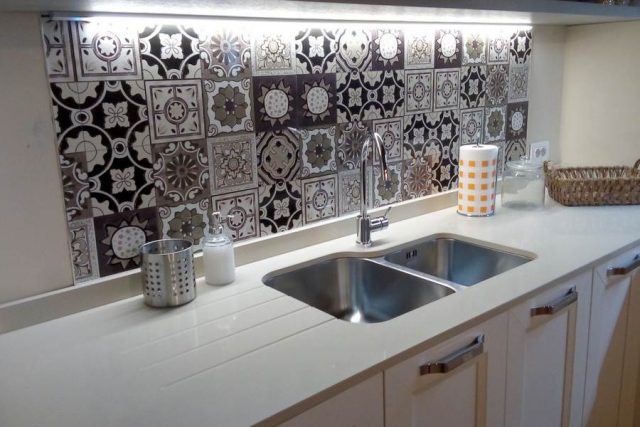 Piano di cucina in quarzo, schienale paraschizzi in marmette decorative