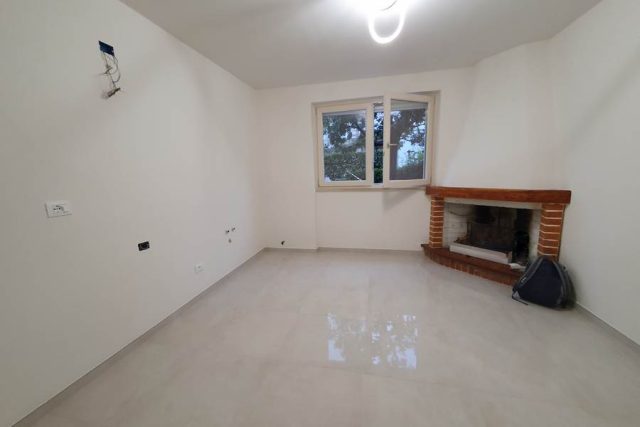 Camino originale in mattoni rossi mantenuto nella nuova cucina Veneta Cucine installata a Pietrasanta.