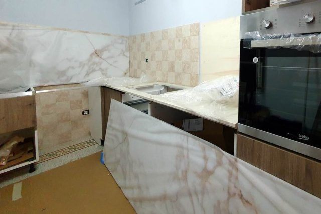 Fase di montaggio della cucina Start J di Veneta Cucine