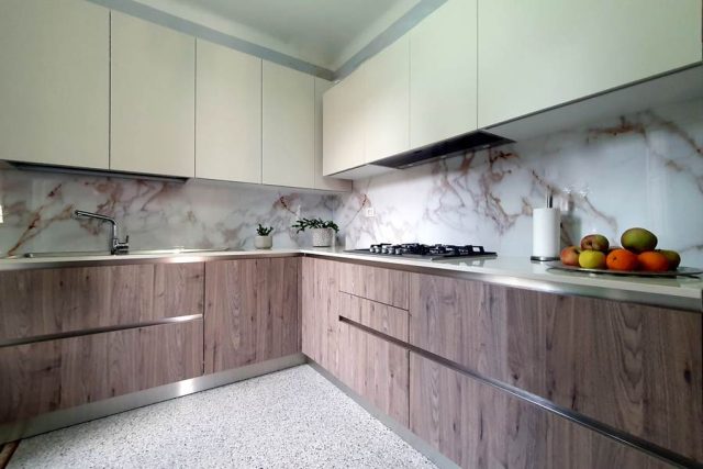 Top in Caranto quarzo Versilia, pannello retrocucina paraschizzi effetto marmo Calacatta