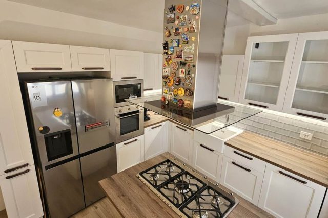 Cucina contemporanea modello Tablet di Veneta Cucine con isola centrale