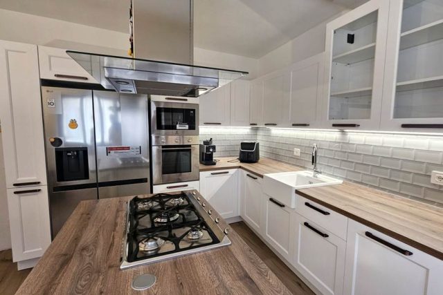 Isola centrale con top Rovere Terra, cucina Tablet di Veneta Cucine