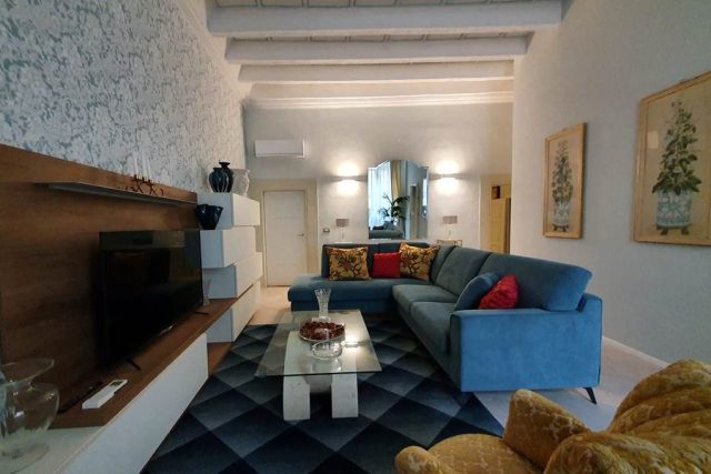 Divano componibile coordinato con tavolino effetto marmo e piano in vetro