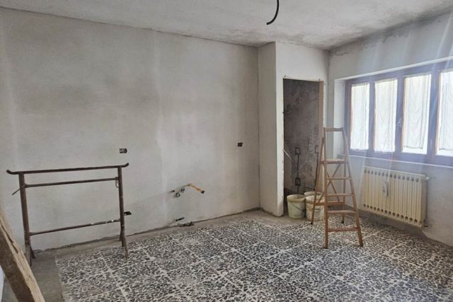 La nuova parete durante la ristrutturazione della zona giorno della casa