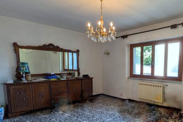Vecchia credenza in legno nella stanza buona prima della ristrutturazione