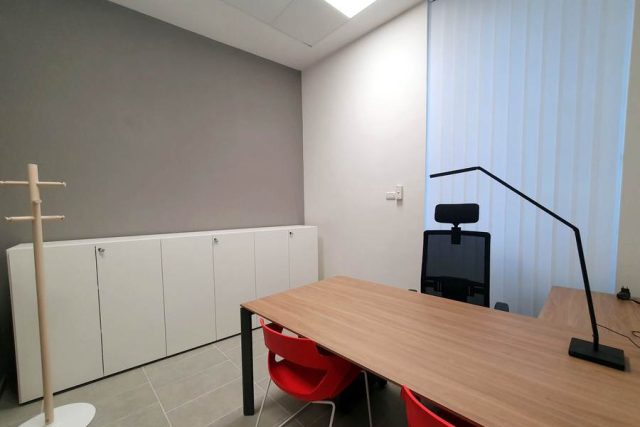 Scrivania direzionale con mobile contenitore in ufficio direzionale moderno
