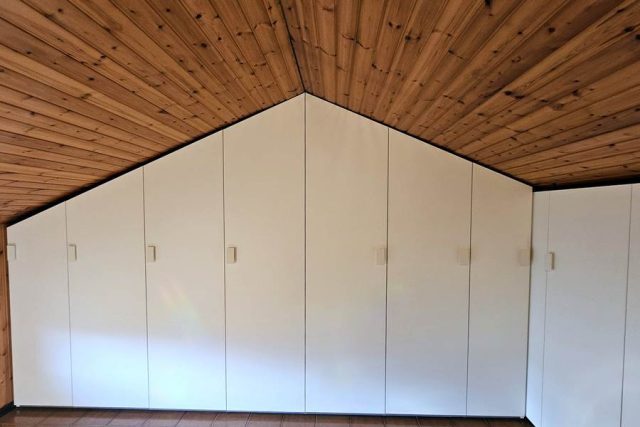 Armadio su misura realizzato in soffitto a mansarda.