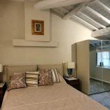 Camera da letto con armadio su misura ante a specchio, letto imbottito.