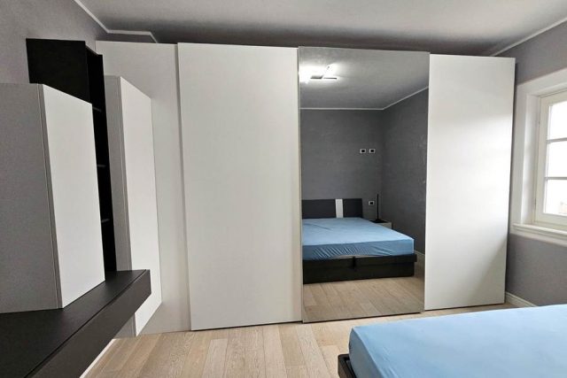 Camera da letto con armadio su miura e zona trucco.