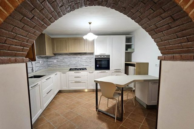 Cucina contemporanea Tablet di Veneta Cucine vista da arco in mattoncini