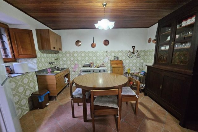 Cucina anni settanta prima dell' intervento di ristrutturazione in una casa della Garfagnana