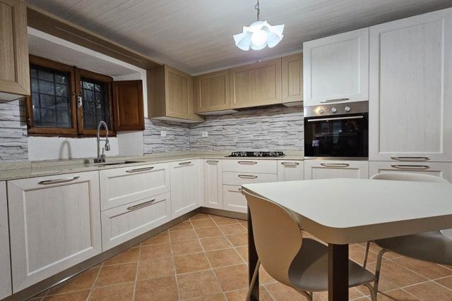Cucina Tablet di Veneta Cucine installata in una casa di un borgo in Garfagnana